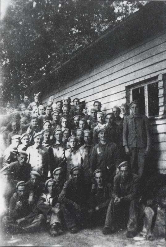 Politische Häftlinge aus Luxemburg im KZ-Außenlager „Unter den Eichen“, 1944 aufgenommen mit einer illegal ins Lager geschmuggelten Kamera